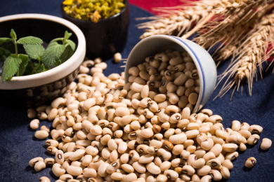 倒了的杯子洒落出五谷杂粮白江豆