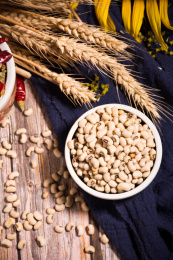 放在黑色碗里的五谷杂粮白江豆