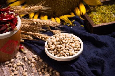 放在黑色碗里的五谷杂粮白江豆