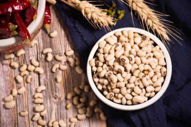 放在黑色碗里的五谷杂粮白江豆