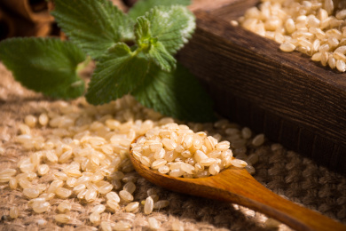 放在木盒上的粮食糙米