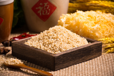 放在木盒上的粮食糙米