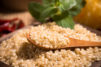 放在木盒上的粮食糙米