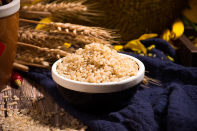 用黑色碗装着的粮食糙米的场景图