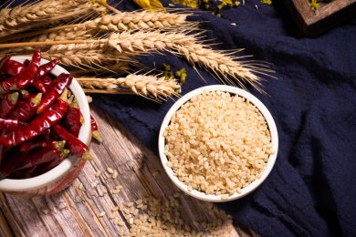 用黑色碗装着的粮食糙米的场景图