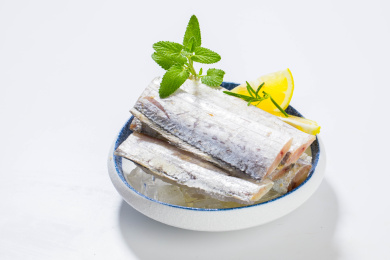 放在木板上的冰冻带鱼段及食材