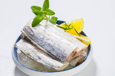放在木板上的冰冻带鱼段及食材
