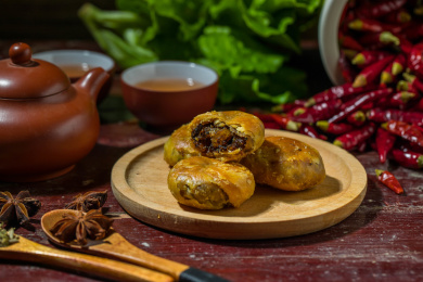 美味的特色小吃油炸梅菜烧饼