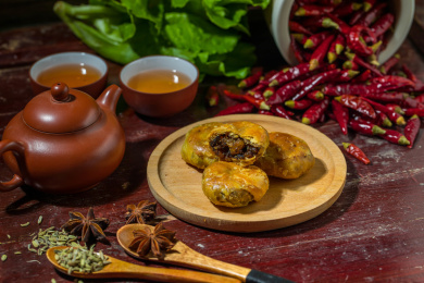 美味的特色小吃油炸梅菜烧饼