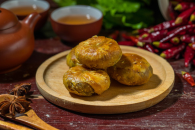 美味的特色小吃油炸梅菜烧饼