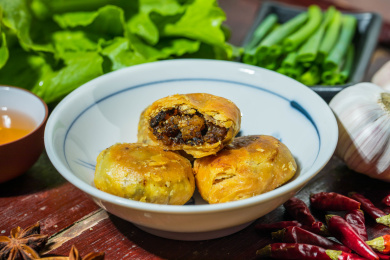 美味的特色小吃油炸梅菜烧饼