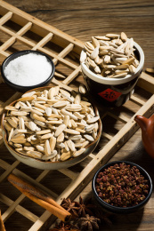 用碗装着的休闲食品五香瓜子