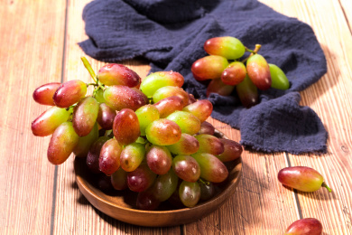 新鲜水果红色马奶葡萄