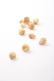 放在白色背景上的中药香料白蔻