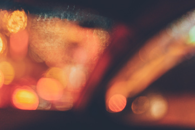 下雨天车窗上的水滴映射街道的灯光