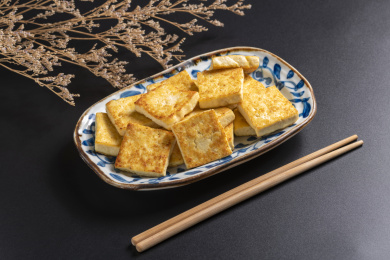 煎豆腐炸豆腐盛放在青花盘子中摆放在桌面上