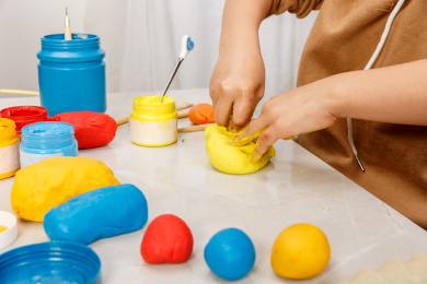 小朋友手工制作彩泥的桌面上