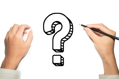 手拿着笔画出问号问题概念