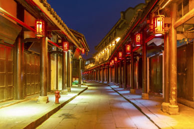成都宽窄巷子夜景和老建筑内景