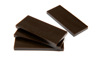 放在白色背景上的一些阿胶块