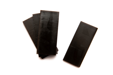 放在白色背景上的一些阿胶块