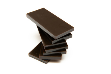 放在白色背景上的一些阿胶块