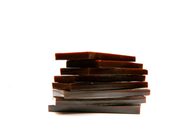 放在白色背景上的一些阿胶块