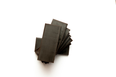 放在白色背景上的一些阿胶块