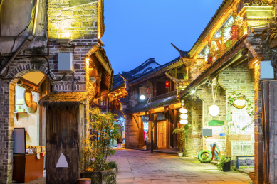 成都宽窄巷子夜景和老建筑内景