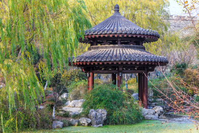 中国江苏省南京市玄武湖公园内的圆形重檐凉亭