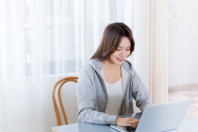 正在使用电脑的青年女孩