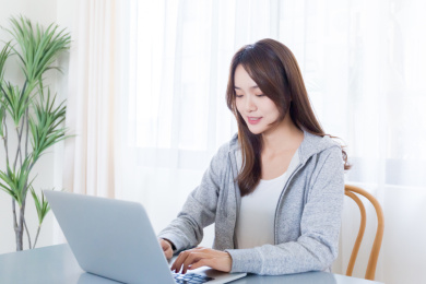 正在使用电脑的青年女孩