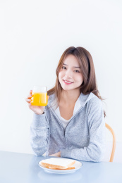 正在吃早餐的年轻女孩