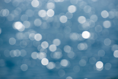 湖面太阳光反射形成的光斑