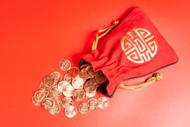 红色喜庆背景中国红布袋和硬币