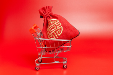 红色背景购物车和红色钱袋