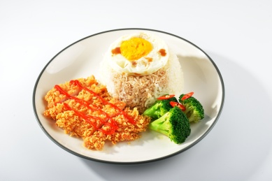 装在圆瓷盘里的炸鸡排套餐