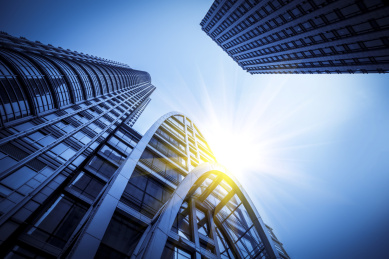 仰视现代建筑办公楼和玻璃幕墙