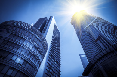 仰视现代建筑办公楼和玻璃幕墙