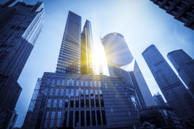 仰视现代建筑办公楼和玻璃幕墙