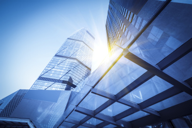 仰视现代建筑办公楼和玻璃幕墙