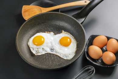 平底锅里的两颗煎蛋