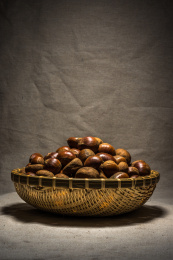 装在竹制筲箕里的一堆板栗