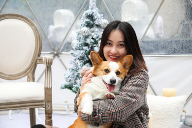 一只柯基宠物小狗被主人抱在怀里