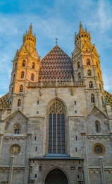 欧洲奥地利维也纳圣史蒂芬大教堂侧面正面视角竖构图