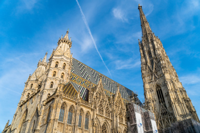 欧洲奥地利维也纳圣史蒂芬大教堂仰拍视角黄昏夕阳