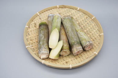 装在竹笸箩里的新鲜甘蔗段