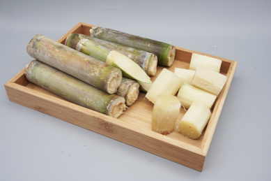 装在木盘里的新鲜甘蔗段