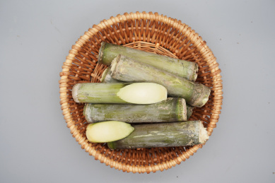 装在篮子里的新鲜甘蔗段