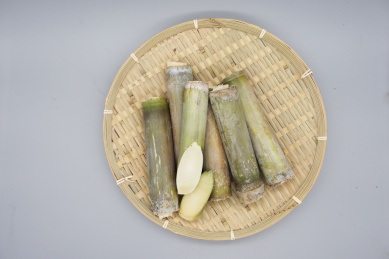 装在竹笸箩里的新鲜甘蔗段